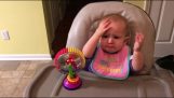 Beba je pokušajte brokulu po prvi put