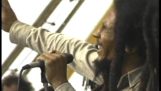 O Bob Marley canta “Não chore, mulher” no concerto 1979