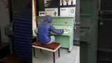 pianist Formidabil într-un pian comunale, în stradă Manchester