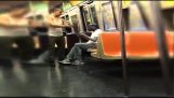 Le dio la camiseta a una persona sin hogar en el metro