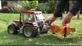 Egy kis traktor kaszálni a füvet