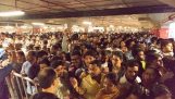 Люди стекаются в первый магазин ИКЕА в Индии