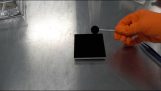 Μια σφαίρα και μια επιφάνεια καλύπτονται με Vantablack