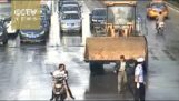 Bulldozer provoca caos in strada della Cina