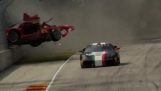La spettacolare collisione di una Ferrari