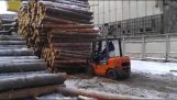 Φόρτωση ξυλείας στη Ρωσία
