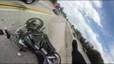 驅動程序導致事故摩托車手, 突然改變車道