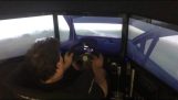 Професійного ралі водій грає відеоігор бруду