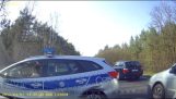 Patrol водитель платит штраф за столкновение с автомобилиста