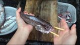 Nettoyage du poisson avec des baguettes