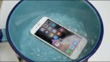 耐力测试的 iPhone 6S 在沸腾的水