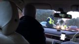 Polis yolcunun üzerinde nefes testleri yapmak