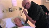 Ένας άνδρας τραγουδά στην ετοιμοθάνατη 93χρονη γυναίκα του