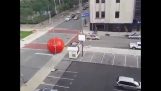 Obří červený míček z umělecké instalace uvolnila v Toledo