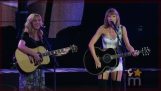 Taylor Swift şarkı söylüyor “Kokulu kedi” Phoebe ile--dan sokulgan