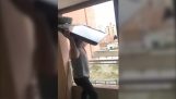 Εκνευρισμένος Αργεντινός πετάει την τηλεόραση από το μπαλκόνι