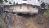 Construção de colapso após deslizamento de terra (Turquia)