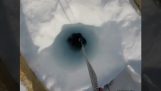 Et kamera sænket ned i et hul 650 meter ind i Antarktis gletscher