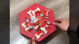 Ένα κουτί έκπληξη με σοκολάτες Kinder