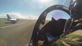 Ταξιδεύοντας πάνω από το νησί Réunion με ένα μαχητικό αεροπλάνο