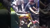 A polícia educadamente explicar a um jovem de bicicleta que faz muito barulho