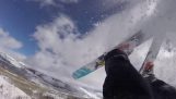 En skiløper feid av snøskred