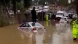 Един мъж в капана на наводнения…