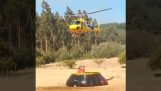 Πυροσβεστικά ελικόπτερα γεμίζουν με νερό (Χιλή)