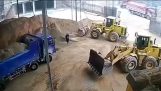 Foreman este îngropat în nisip de un buldozer