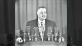 Ο Αιγύπτιος πρόεδρος Gamal Abdel Nasser γελά με την άποψη για επιβολή της μαντίλας το 1958