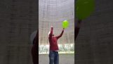 Ένα μπαλόνι σκάει μέσα σε ένα πύργο ψύξης πυρηνικού εργοστασίου