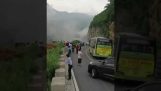 北京の路上で巨大な地滑り