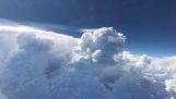 Αεροπλάνο περνά δίπλα από μια καταιγίδα