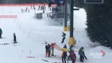 年輕滑雪者保存一個小男孩從滑雪纜車