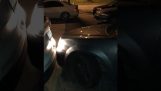 Женщина сталкивается с 4 машины, как она выходит из парковки