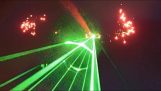 Un aereo lancia laser e fuochi d'artificio