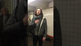 El Hozier canta “Llévame a la iglesia” en el metro de Nueva York
