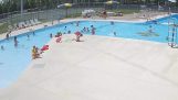 救生员救小孩在游泳池溺水