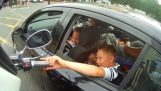 Μοτοσικλετιστής συναντά δύο μικρά παιδιά