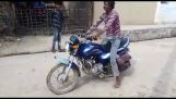 パキスタンでのオートバイの危険なスタント