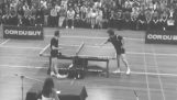 dúo cómico en la carrera pong