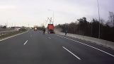 Truck kolliderar med stillastående fordon