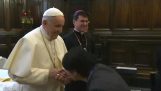 Ο Πάπας Φραγκίσκος δεν αφήνει κανέναν να φιλήσει το δαχτυλίδι του