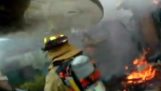 Feuerwehrmänner retten einen Hund aus einem brennenden Haus
