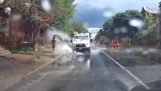 Οδηγός βαν βρέχει επίτηδες τους πεζούς περνώντας από λακκούβες