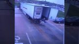 Conductor de camión contra puerta del remolque