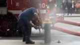 Hasič proti požiarneho hydrantu