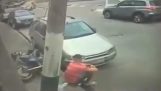 Motorcyklist flyr från polisen