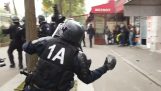 Politieagent gooit een cement spoor demonstranten (Frankrijk)