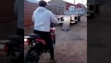 Άνδρας προσπαθεί να ανεβάσει τη μοτοσικλέτα του σε τρέιλερ